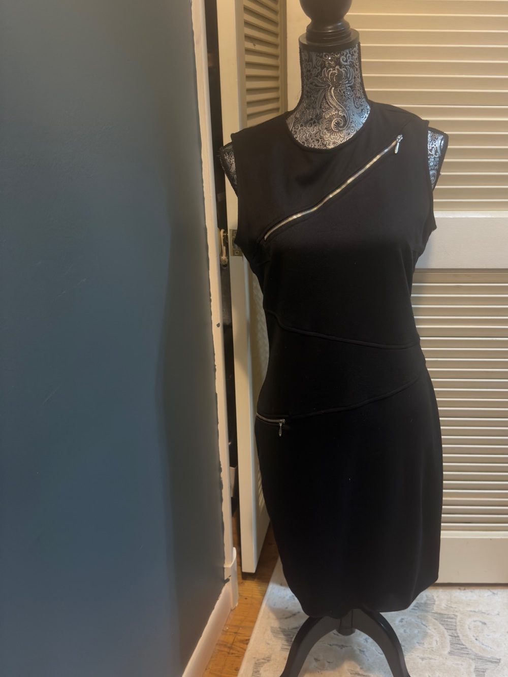 Sharagano Black Sleeveless Zip-Detail Midi Dress